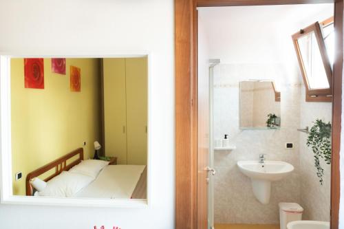 里米尼Residence Yellow的一间带床和水槽的浴室