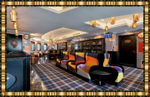 波尔图Hotel Jaguar Oporto - Airport to Hotel and City is a free Shuttle Service的一间酒吧,在房间内配有沙发和椅子