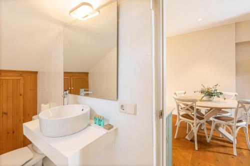 蓬特德莫林斯Masos Can Sot的白色的浴室设有水槽和桌子