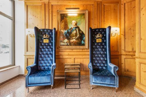 慕尼黑市中心国王高级酒店的画室里两把蓝色椅子