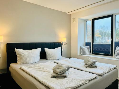 宾茨Ferienwohnung Meeresblick Haus Granitz in Prora的一间卧室配有一张大床和毛巾