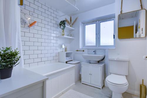 巴塞尔顿Pass the Keys Beautiful Cosy Home的白色的浴室设有卫生间和水槽。