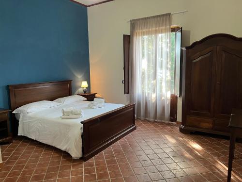 PuntalazzoIdda ,ospitalità Siciliana .的一间卧室设有一张大床和一个窗户。