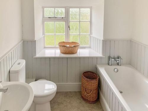 Aston InghamMarshalls Farm的浴室配有卫生间、浴缸和水槽。