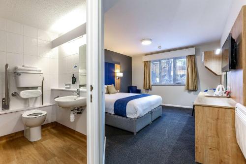 斯丹斯达蒙费雪特伦敦斯坦斯特德机场戴斯酒店的酒店客房设有床和水槽