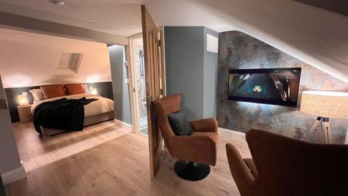伦敦德里CHAMBERS RISE - City Centre Stays的一间卧室配有一张床,墙上配有电视