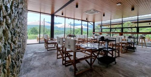 塞友La Levée Resort的用餐室设有桌椅和窗户。