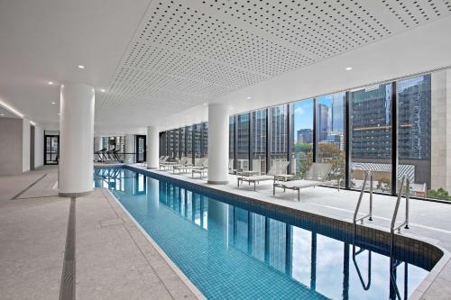 墨尔本Adina Apartment Hotel Melbourne Southbank的享有大楼景致的游泳池