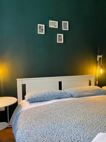 那不勒斯B&B La Terrazza Napoli的一间卧室设有一张床和绿色的墙壁