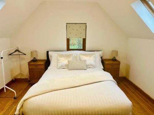 坎特伯雷The Annexe at Yew Tree House的一间卧室配有一张带2个床头柜的大型白色床