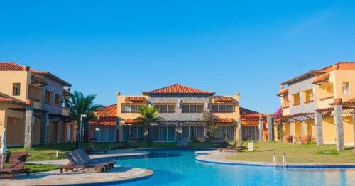 布希奥斯Hotel Búzios Resort com Entretenimento的一座带游泳池和部分建筑的度假村