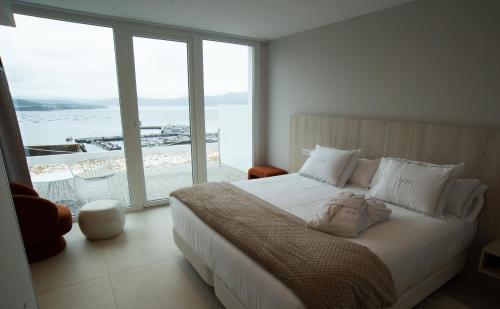 穆罗斯Otantus Hotel的卧室配有白色的床和大窗户
