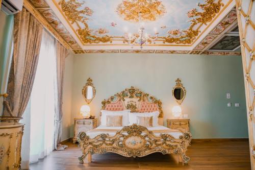 都拉斯Hotel Empire Albania的一间卧室设有一张华丽的天花板床