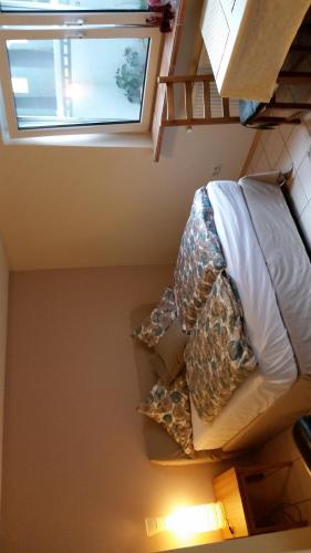 威斯巴登齐默尔弗雷酒店的一间位于地板上带枕头的床的客房