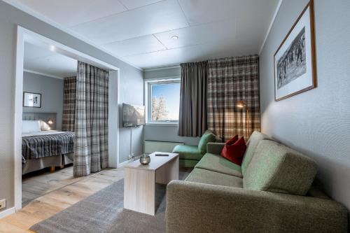 利勒哈默尔比尔凯贝内伦酒店及公寓的客厅配有沙发和1张床
