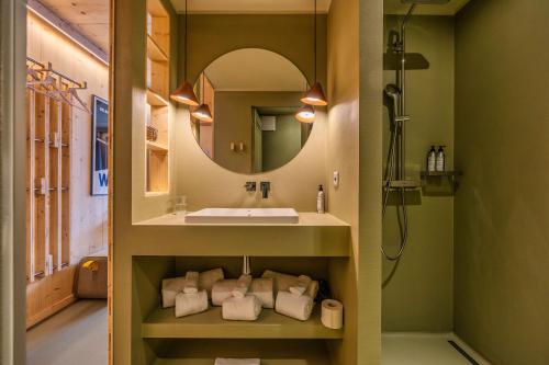 南达MAD Mount Hotel & Spa的一间带水槽和镜子的浴室