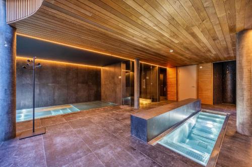 南达MAD Mount Hotel & Spa的一间带热水浴缸和淋浴的浴室