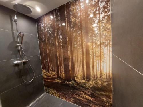HorbenReeshof的浴室设有淋浴,并画有森林画