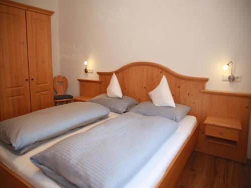 林登贝格Ferienhof Bitschnau的配有两张床铺的客房配有两张枕头