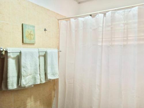 海岸角Marrets International Hotel - "Express"的浴室配有白色的淋浴帘和毛巾
