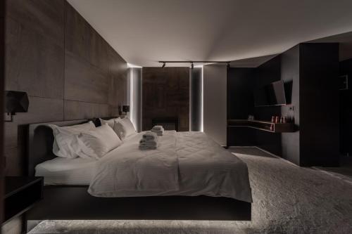 贝尔格莱德Rei House Apartmani的一间卧室配有一张带白色床单的大床