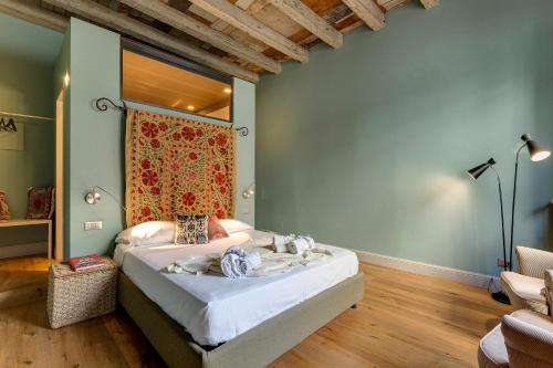 佛罗伦萨Mamo Florence - Frida Luxury Apartment的一间卧室,卧室内配有一张大床