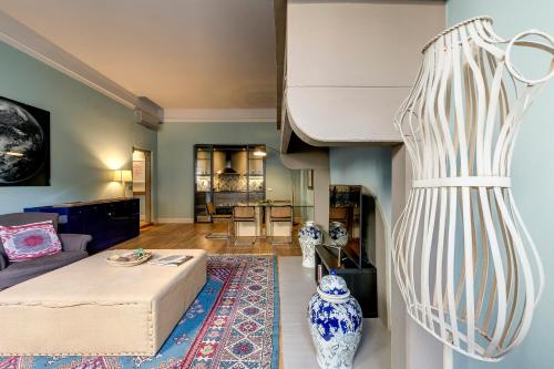 佛罗伦萨Mamo Florence - Frida Luxury Apartment的客厅配有沙发和桌子