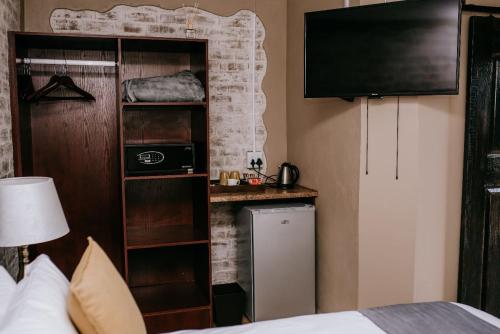 威特班克La Bendicion的酒店客房设有一间带一张床和电视的卧室