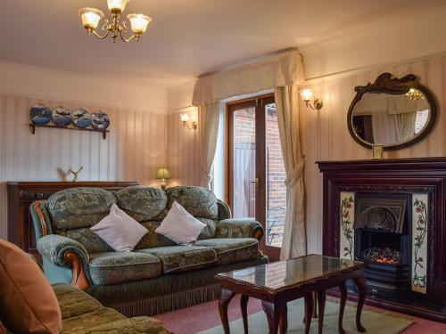 ScalfordGlossoms Lodge的带沙发和壁炉的客厅