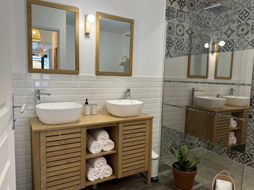 萨拉济Villa Couleur Nature的浴室设有2个水槽和2面镜子