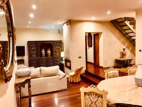 布拉加Bracara luxury guesthouse的客厅配有沙发和桌子