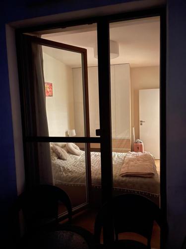 凯蒂赖贝西Przytulny apartament na zamkniętym osiedlu的卧室内的镜子,卧室内的床铺