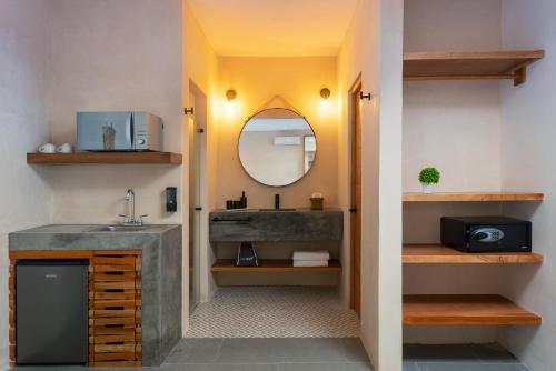 科苏梅尔Illa Cozumel的一间带水槽和镜子的浴室