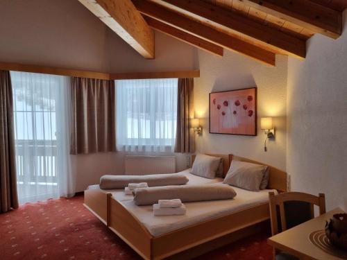 伊施格尔科琳娜酒店的一间带两张床的卧室,位于带窗户的房间内