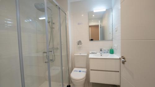 索托德尔瓦尔科Hotel El Parador的带淋浴、卫生间和盥洗盆的浴室