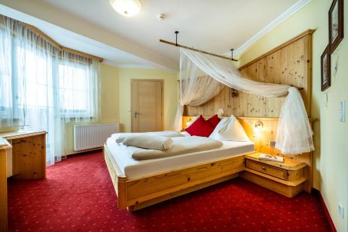 上陶恩布雷布何纳酒店的一间卧室配有一张带天蓬的床