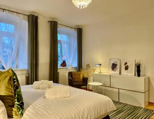 福恩施特劳斯VOH SUPER EXKLUSIVES LOFT, ZENTRAL, Smart-TV, Parkplatz的一间卧室配有一张床、一把椅子和窗户。