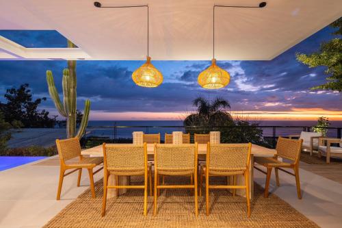 圣塔特蕾莎海滩Akwa Resorts Ocean View的一张餐桌和椅子,享有海景