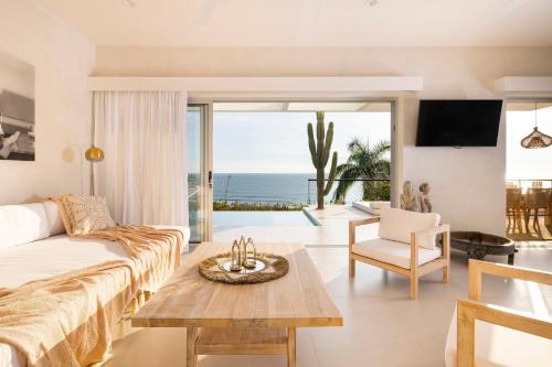 圣塔特蕾莎海滩Akwa Resorts Ocean View的客厅配有沙发和桌子