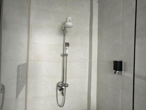 MeruTHE HOTEL EZRI的浴室内配有淋浴和头顶淋浴
