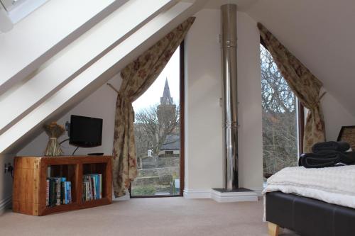 柯克沃尔Kingston House的一间卧室设有一张床和一个大窗户