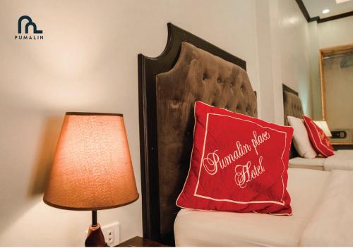 琅勃拉邦普马林别墅的红色枕头坐在灯旁边的床上