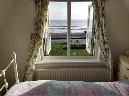 沃辛NewParade的一间卧室设有海景窗户