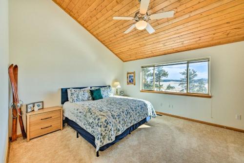 Antero JunctionHarstel Cabin Vacation Rental with Deck!的一间卧室配有一张床和吊扇