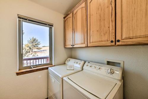 Antero JunctionHarstel Cabin Vacation Rental with Deck!的洗衣房配有洗衣机和窗户