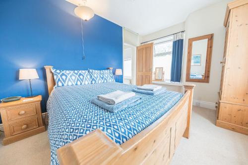 科尼斯顿The Gallery Coniston的蓝色卧室配有一张带蓝色床单的大床