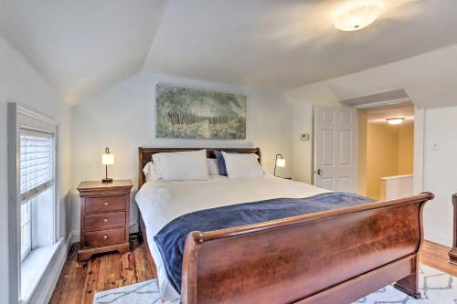 利斯堡Townhome in Leesburg Historic District!的一间卧室配有一张床、一个梳妆台和一扇窗户。
