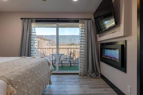 圣佩德罗Modern San Pedro Home Sleeps 12的一间卧室配有一张床、一台电视和一个阳台