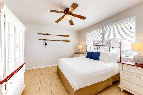 巴拿马城海滩Shores of Panama 2011的一间卧室配有一张床和吊扇