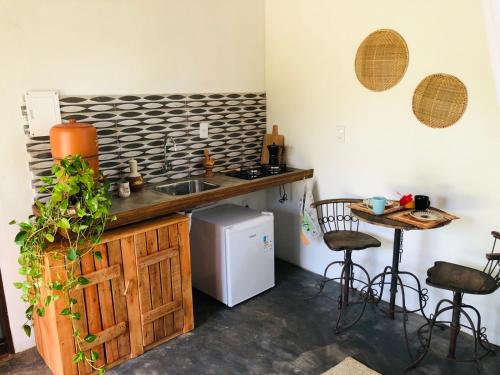 大塞拉Aruanã - Praia do Sargi的厨房配有水槽和带桌子的台面